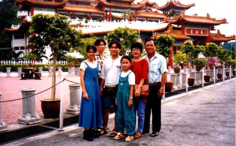 family.jpg (42085 bytes)